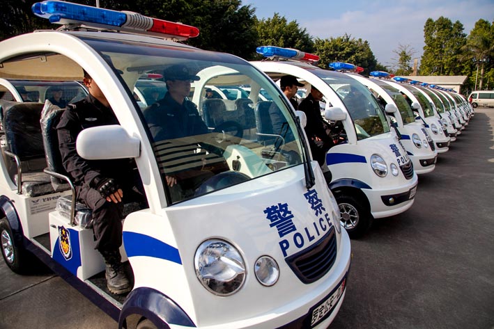 Luoding Public Security Bureau police vehicles on site.